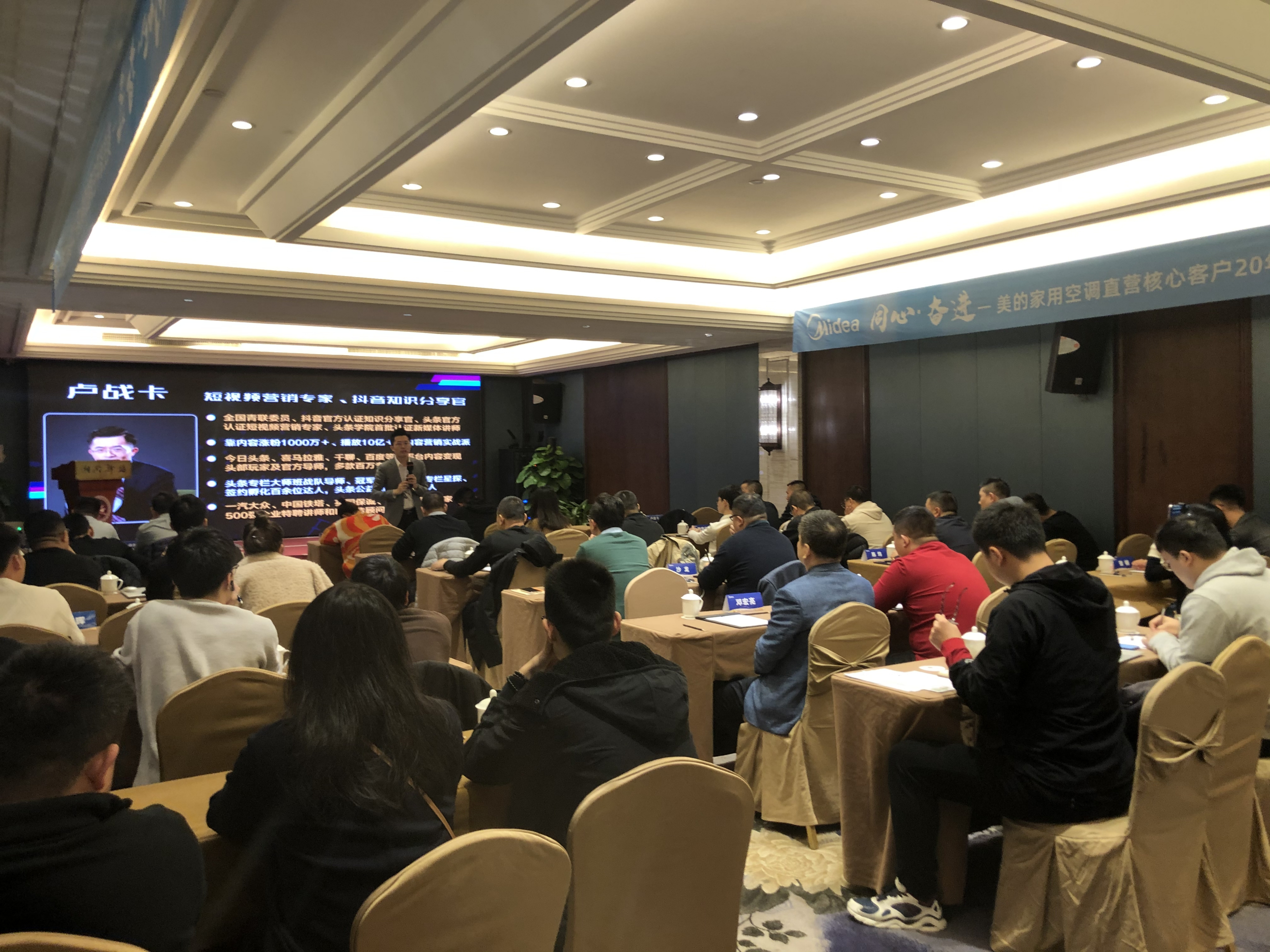 JIUYOU体育-包含今晨欧联焦点战，犹他爵士主帅复盘，话题不断，赛程密集仍需轮换的词条